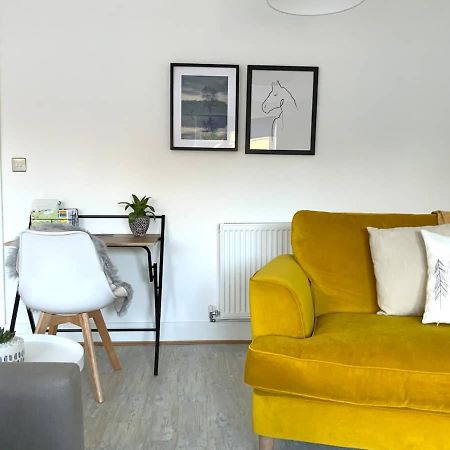 Stylish & Spacious 3 Bed House With 2 Free Car Parking Spaces Villa Appledram Eksteriør billede