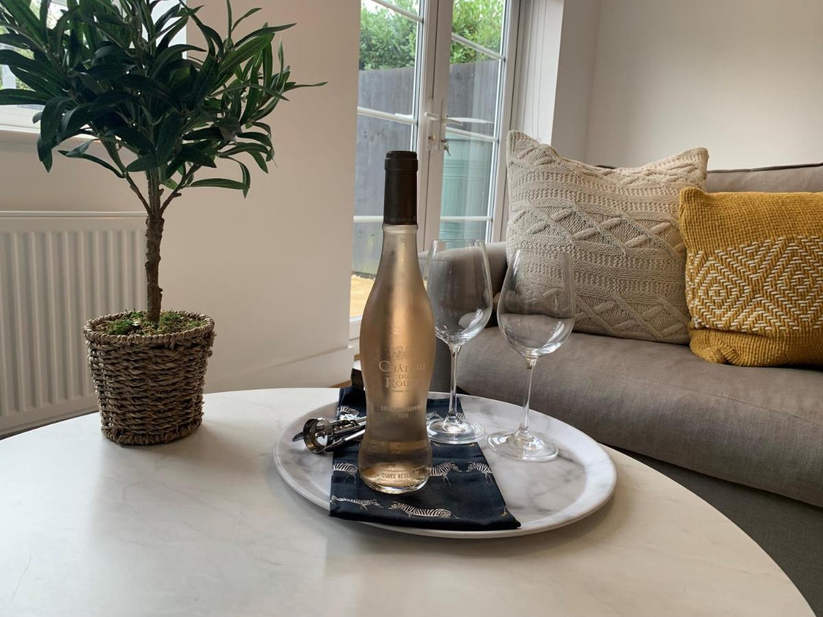 Stylish & Spacious 3 Bed House With 2 Free Car Parking Spaces Villa Appledram Eksteriør billede