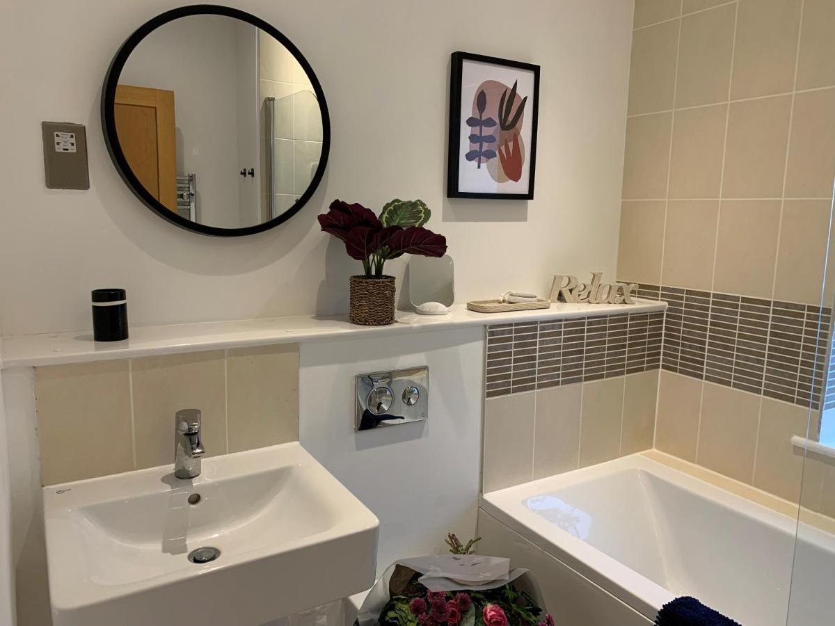 Stylish & Spacious 3 Bed House With 2 Free Car Parking Spaces Villa Appledram Eksteriør billede