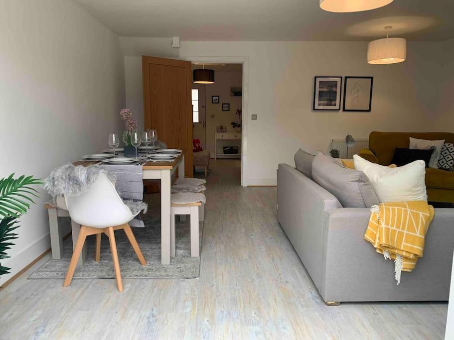 Stylish & Spacious 3 Bed House With 2 Free Car Parking Spaces Villa Appledram Eksteriør billede