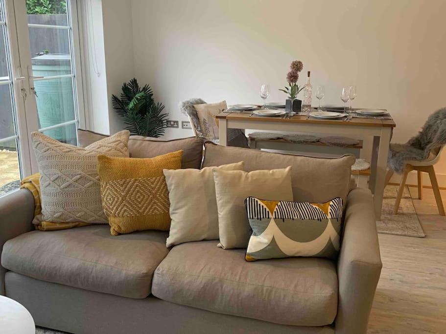 Stylish & Spacious 3 Bed House With 2 Free Car Parking Spaces Villa Appledram Eksteriør billede