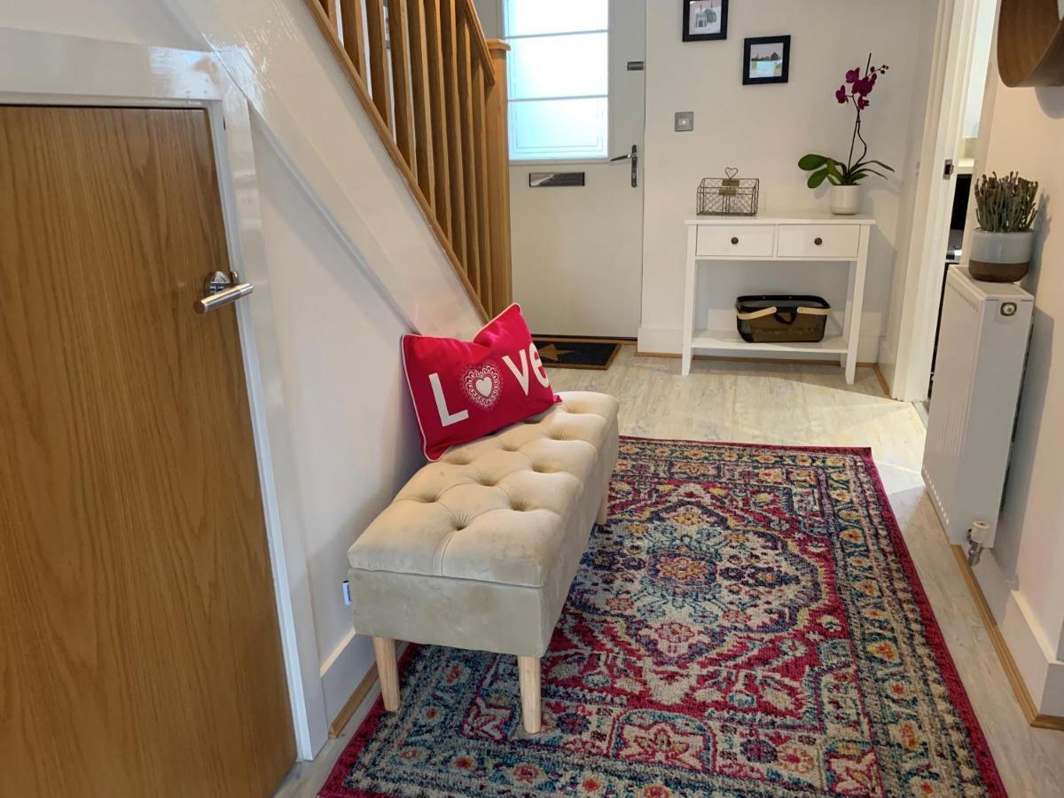 Stylish & Spacious 3 Bed House With 2 Free Car Parking Spaces Villa Appledram Eksteriør billede