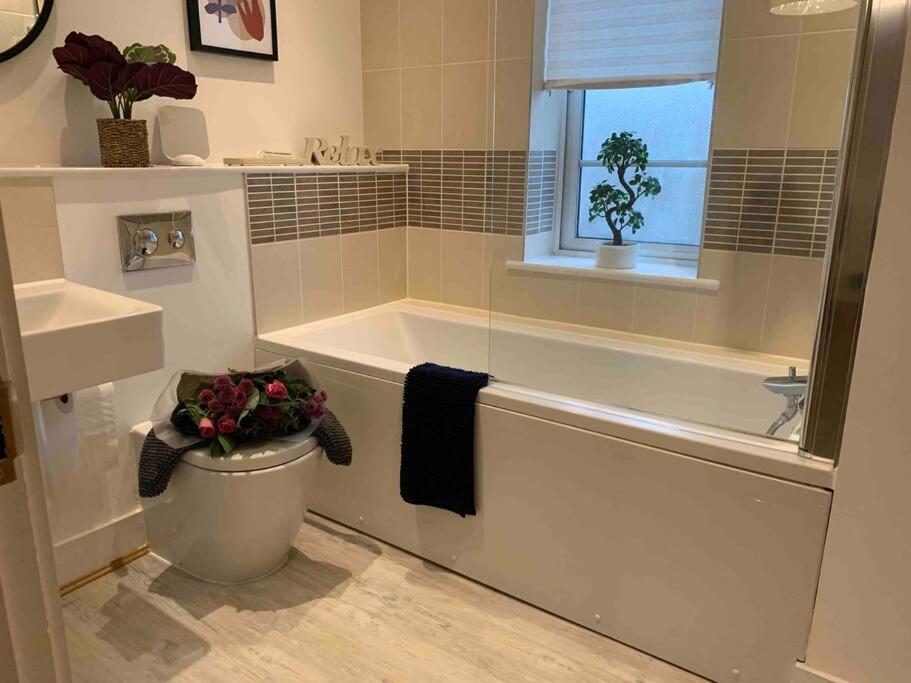 Stylish & Spacious 3 Bed House With 2 Free Car Parking Spaces Villa Appledram Eksteriør billede