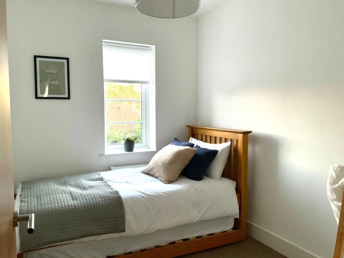 Stylish & Spacious 3 Bed House With 2 Free Car Parking Spaces Villa Appledram Eksteriør billede